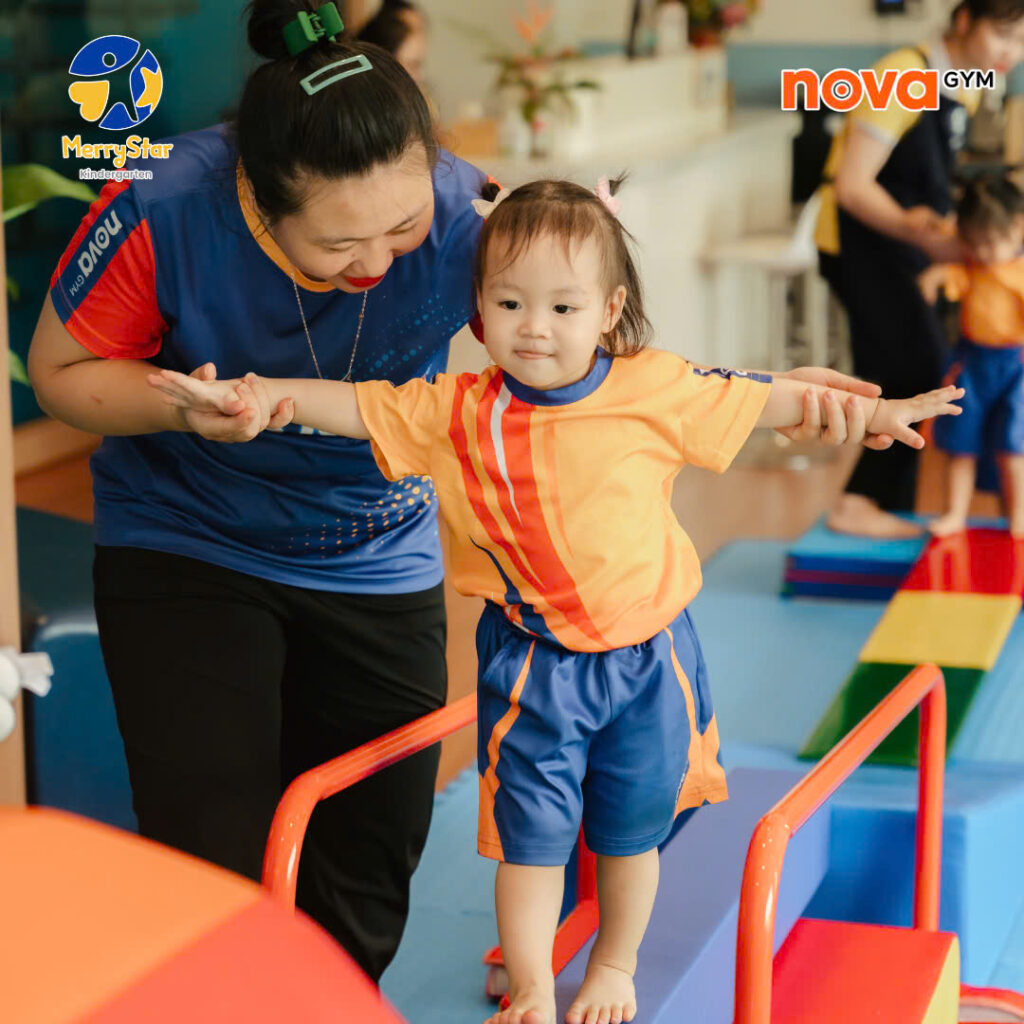 Giữ thăng bằng là một trong những kỹ năng vận động thô quan trọng. 